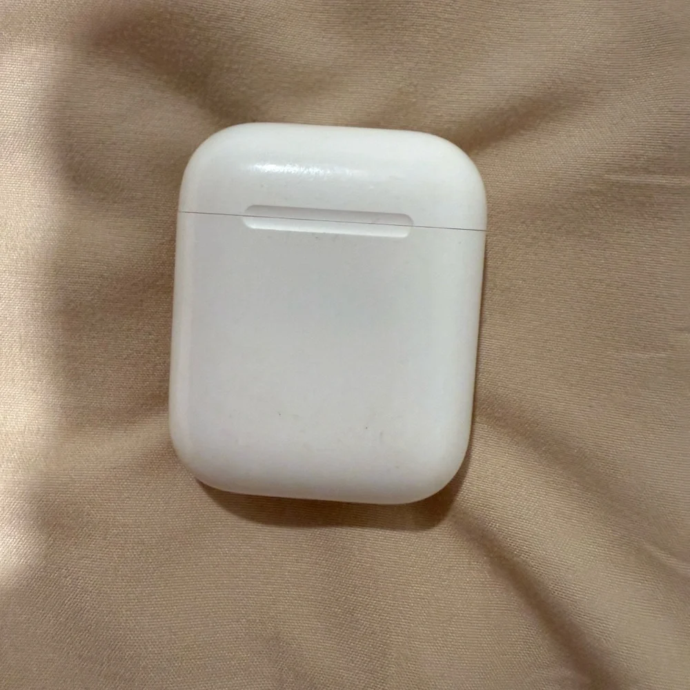 Apple White Wireless Earbuds with Charging Case